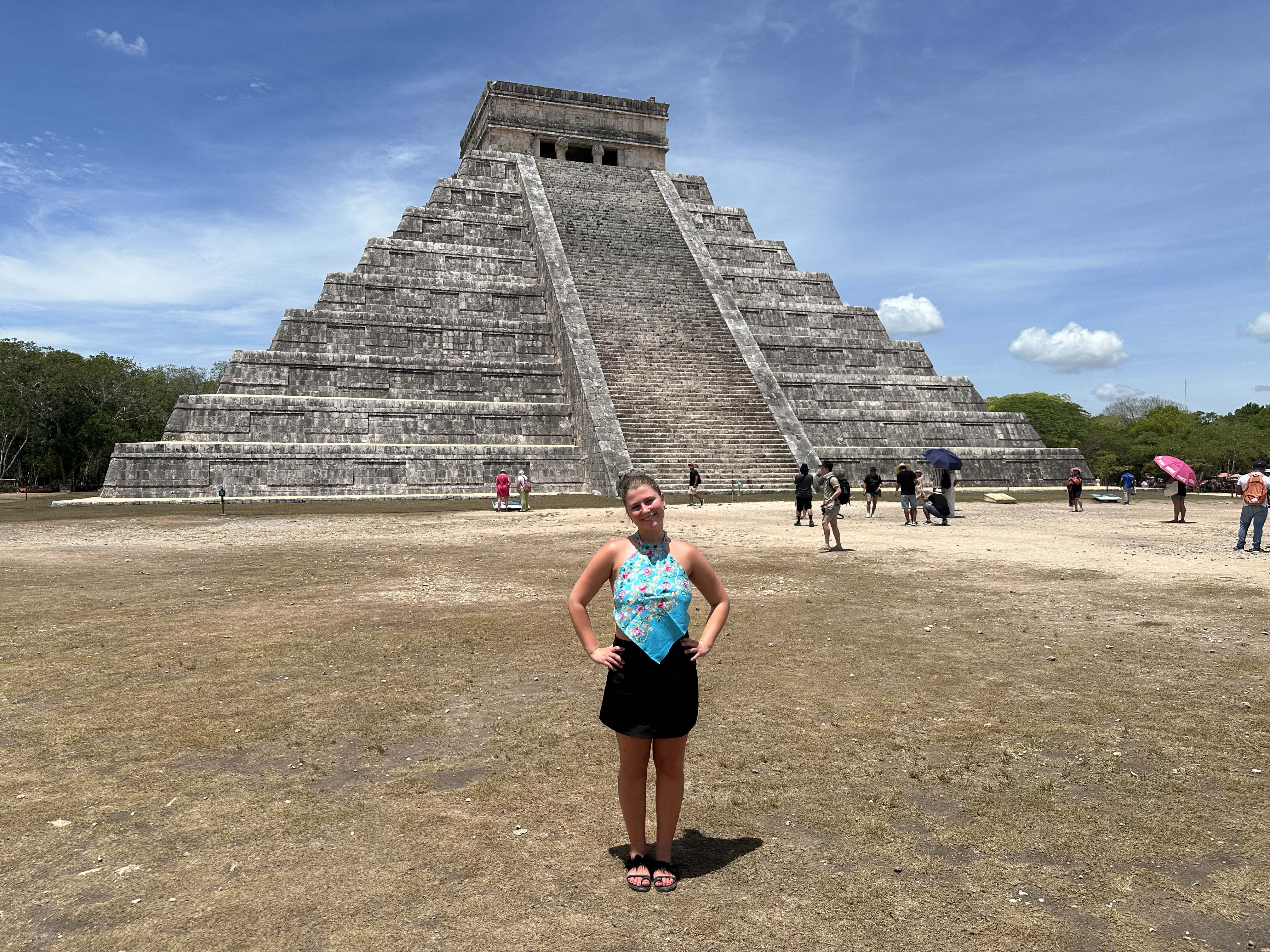 Jonge reiziger bij Chichen Itza in Mexico - KILROY