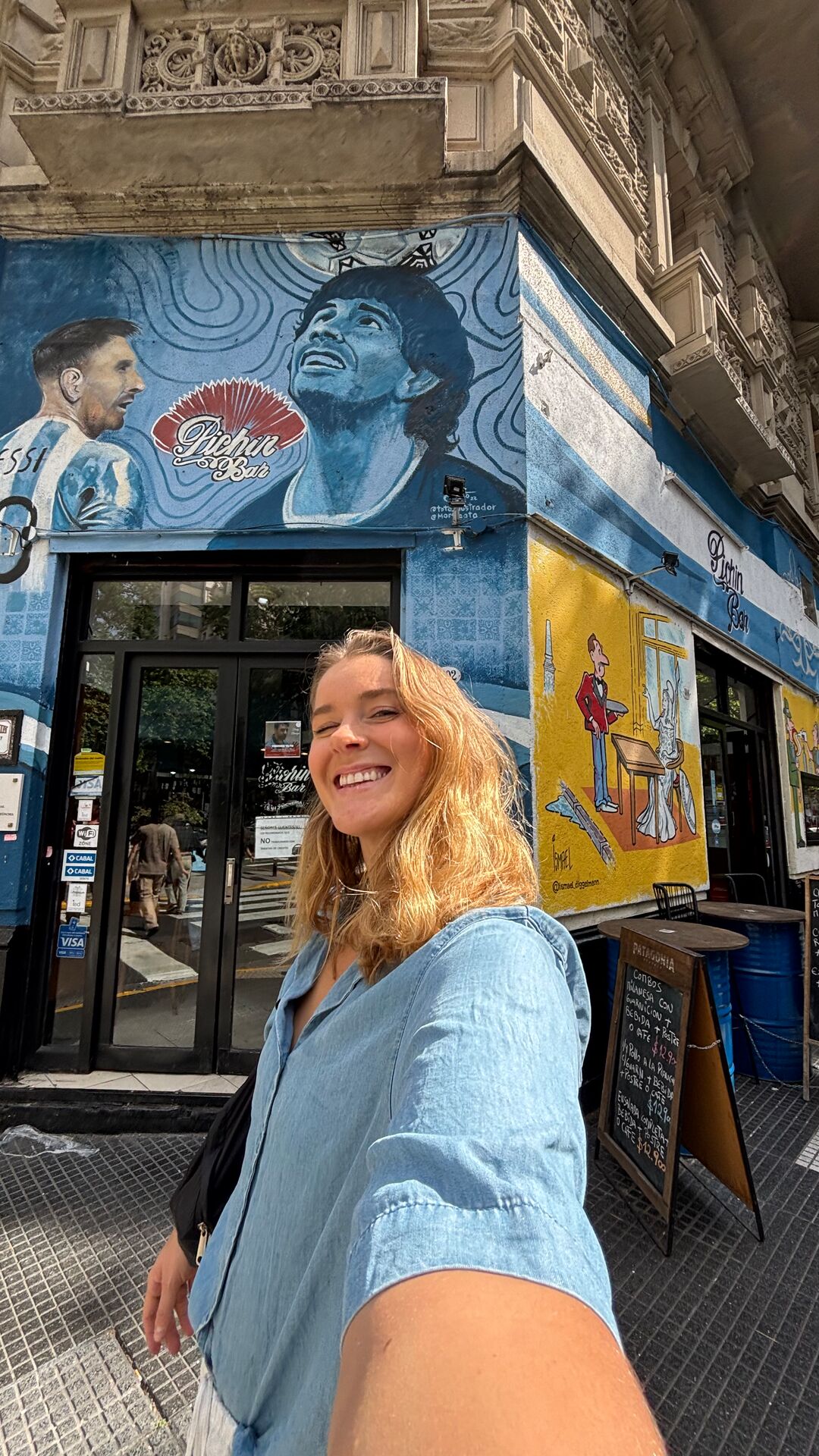 Meisje voor muurschilderingen in Buenos Aires