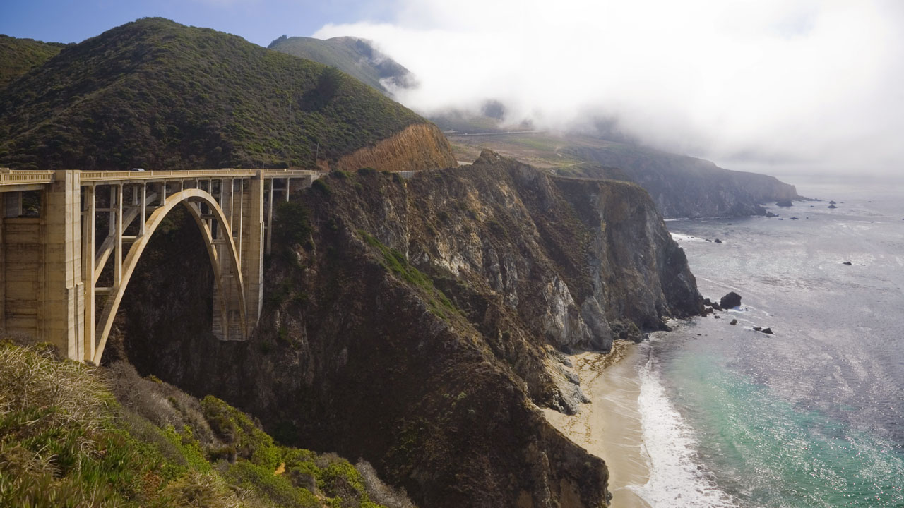Bixby Creek bridge op California Highway 101, een kliff oversteken bij de oceaan