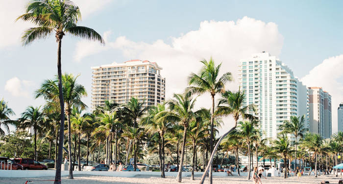 Miami met gebouwen en palmbomen op het strand