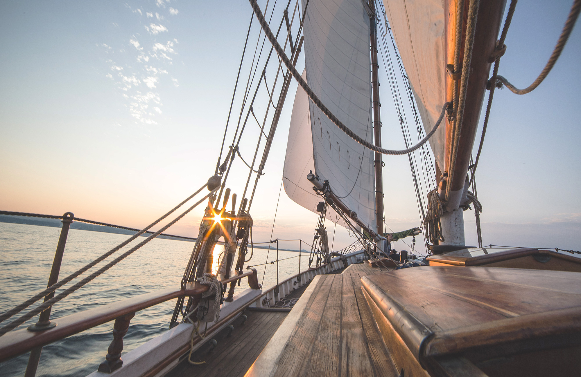 Zeilboot bij zonsondergang | Ga zeilen in het buitenland | KILROY