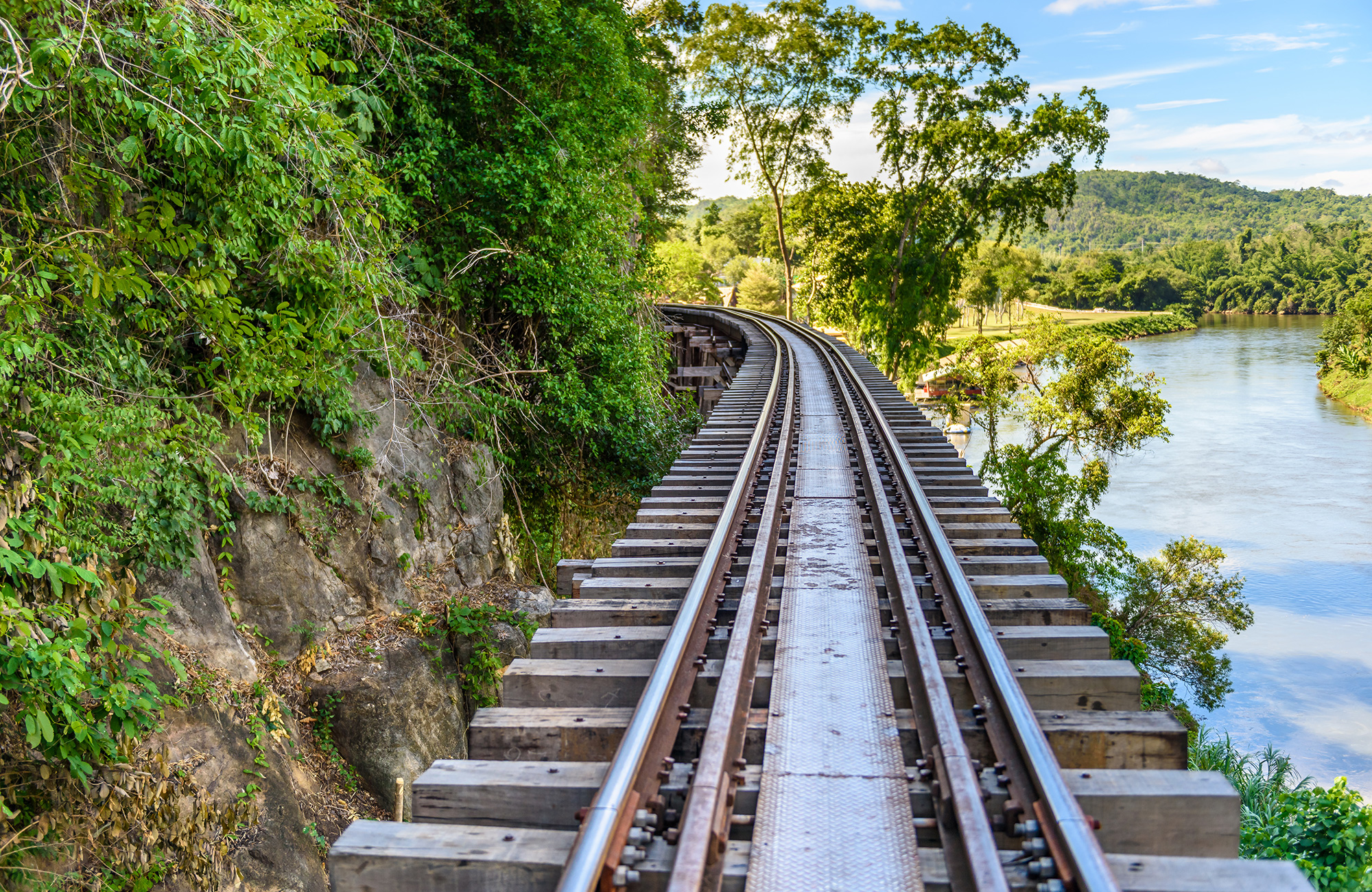 Spoorweg langs het water | Treinreizen door China | KILROY