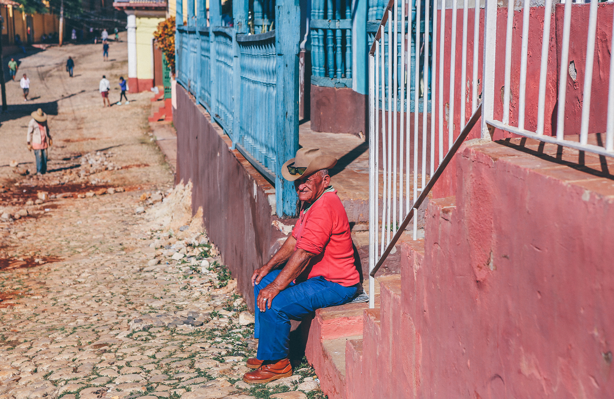 Man zit op muur in Trinidad | Rondreis Cuba | KILROY