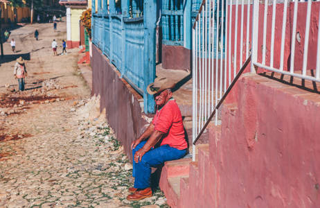 Man in een van de oude dorpen in Cuba | Beste reistijd november | Beste bestemmingen november | Reiskalender | KILROY