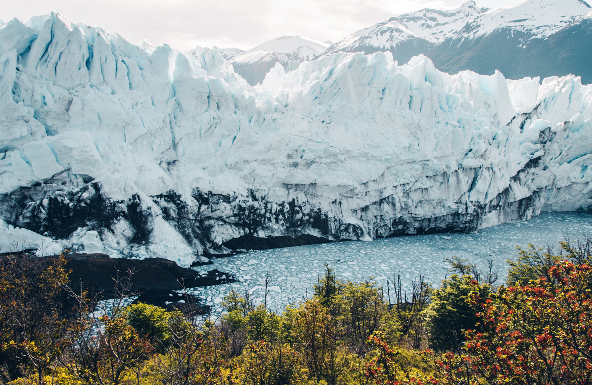 De enorme ijsplaten van de Perito Moreno-gletsjer in Nationaal Park Los Glaciares, in de regio Patagonië in Argentinië.