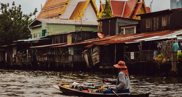Visser op een klong in Bangkok| Een van de bezienswaardigheden in in Thailand | Rondreis door Thailand | KILROY