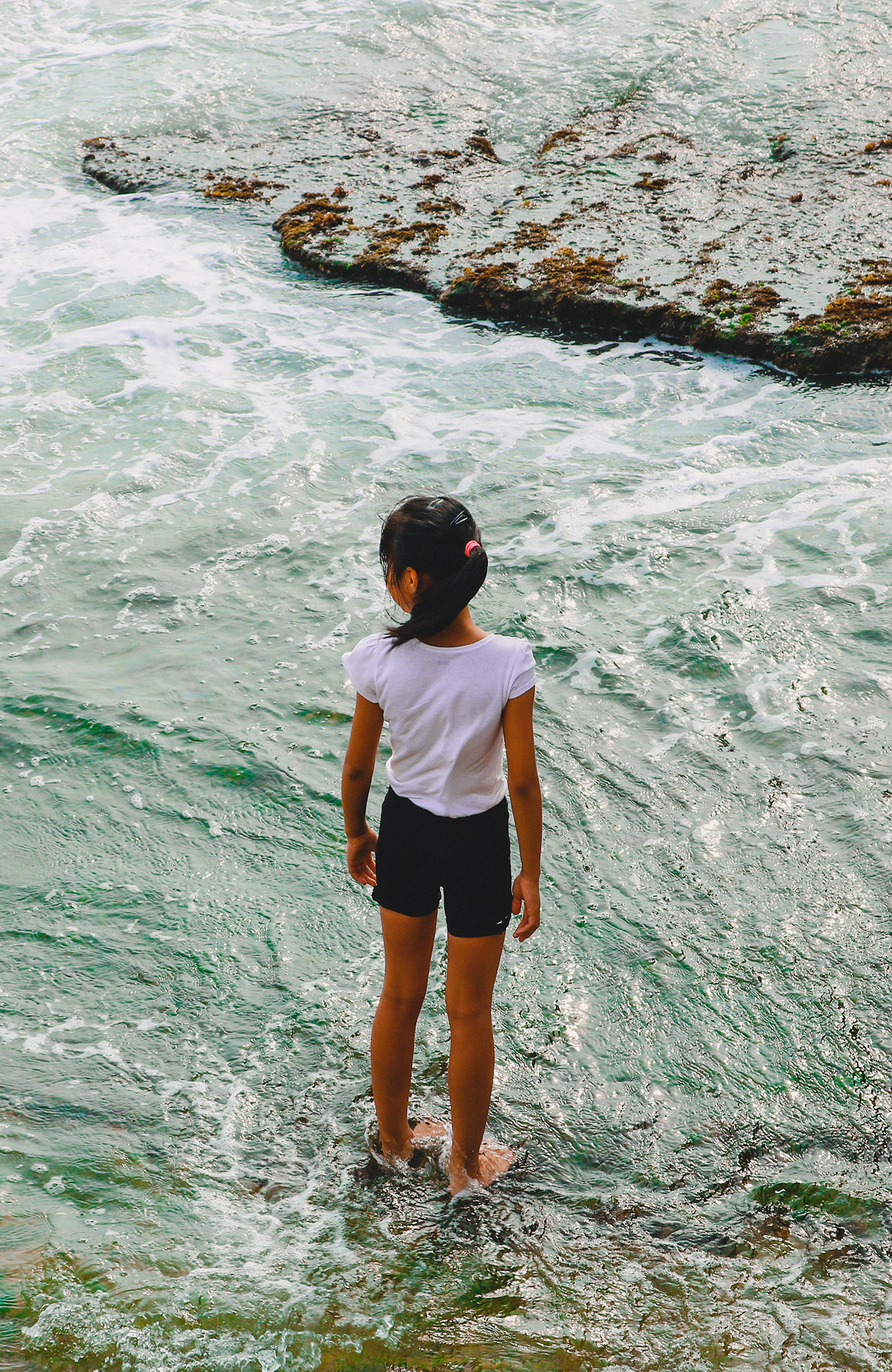 Meisje staat in het water | Vrijwilligerswerk in Azië | KILROY