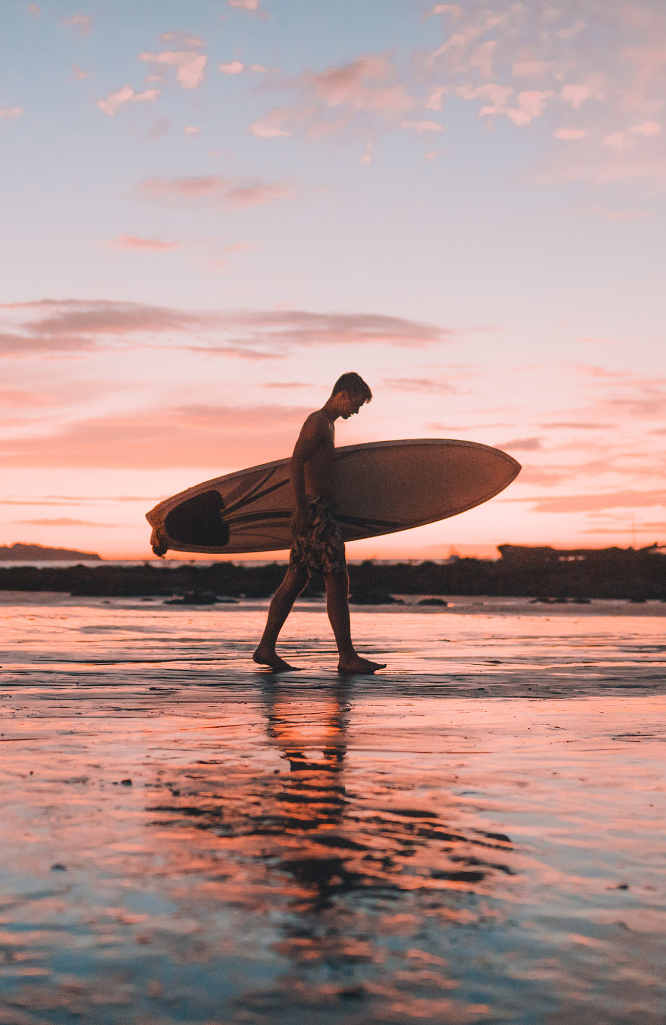 Surfer op het strand in Costa Rica | Rondreis Costa Rica | KILROY