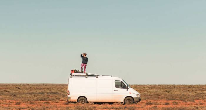 Wit busje met reiziger in de Outback | Rondreis Noord-Australië | KILROY