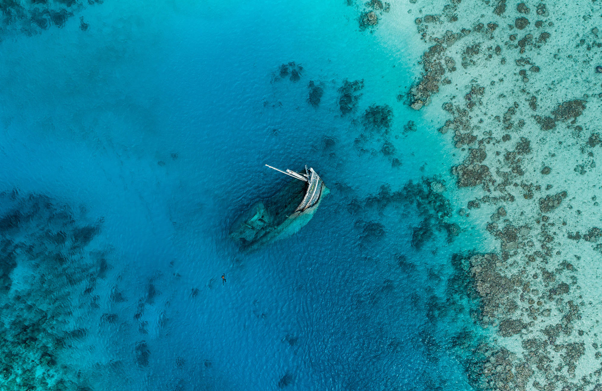 Luchtfoto van boot in het water bij de Malediven | Beste reistijd januari | Beste bestemmingen januari | Reiskalender | KILROY