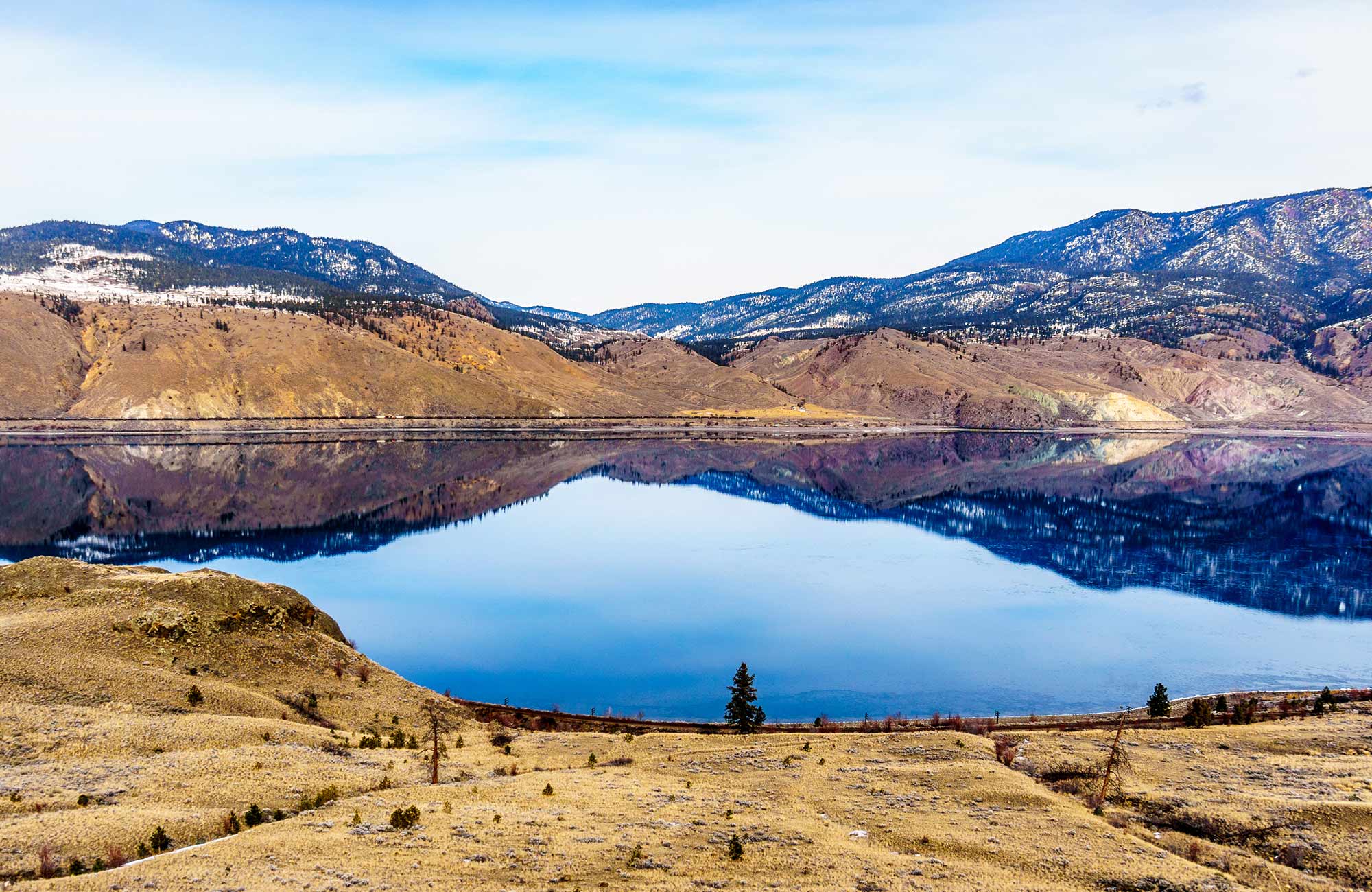 Maak een camperreis met de Standard C-25 camper en geniet van dit uitzicht over Kamloops in British Colombia | Camperhuur Canada | KILROY