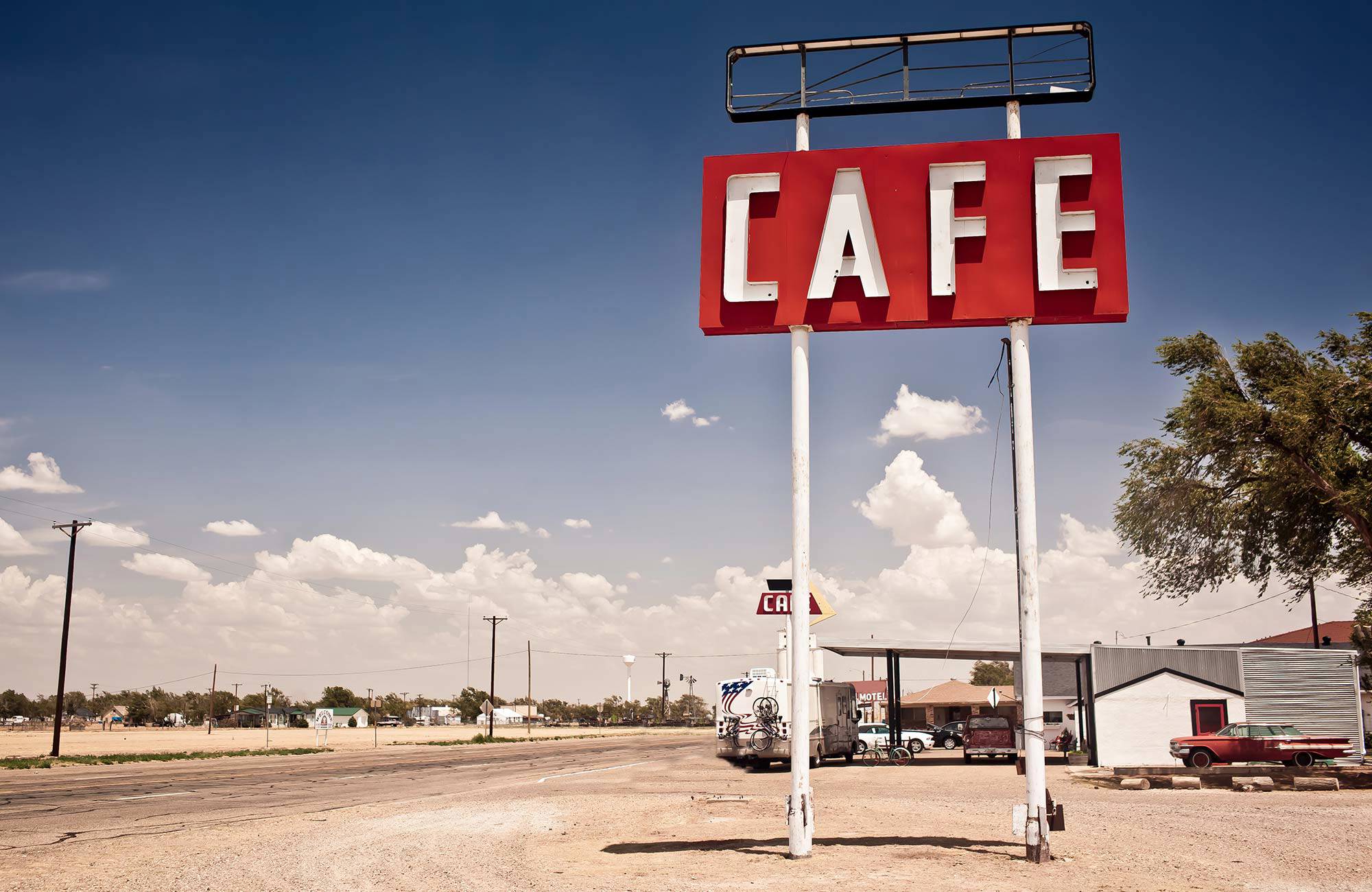 Groot billboard en benzinepomp langs de weg in Texas | Beste reistijd mei | Beste bestemmingen mei | Reiskalender | KILROY