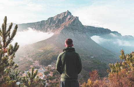 Reiziger kijkt uit over de Tafelberg in Kaapstad, Zuid-Afrika | Beste reistijd februari | Beste bestemmingen februari | Reiskalender | KILROY