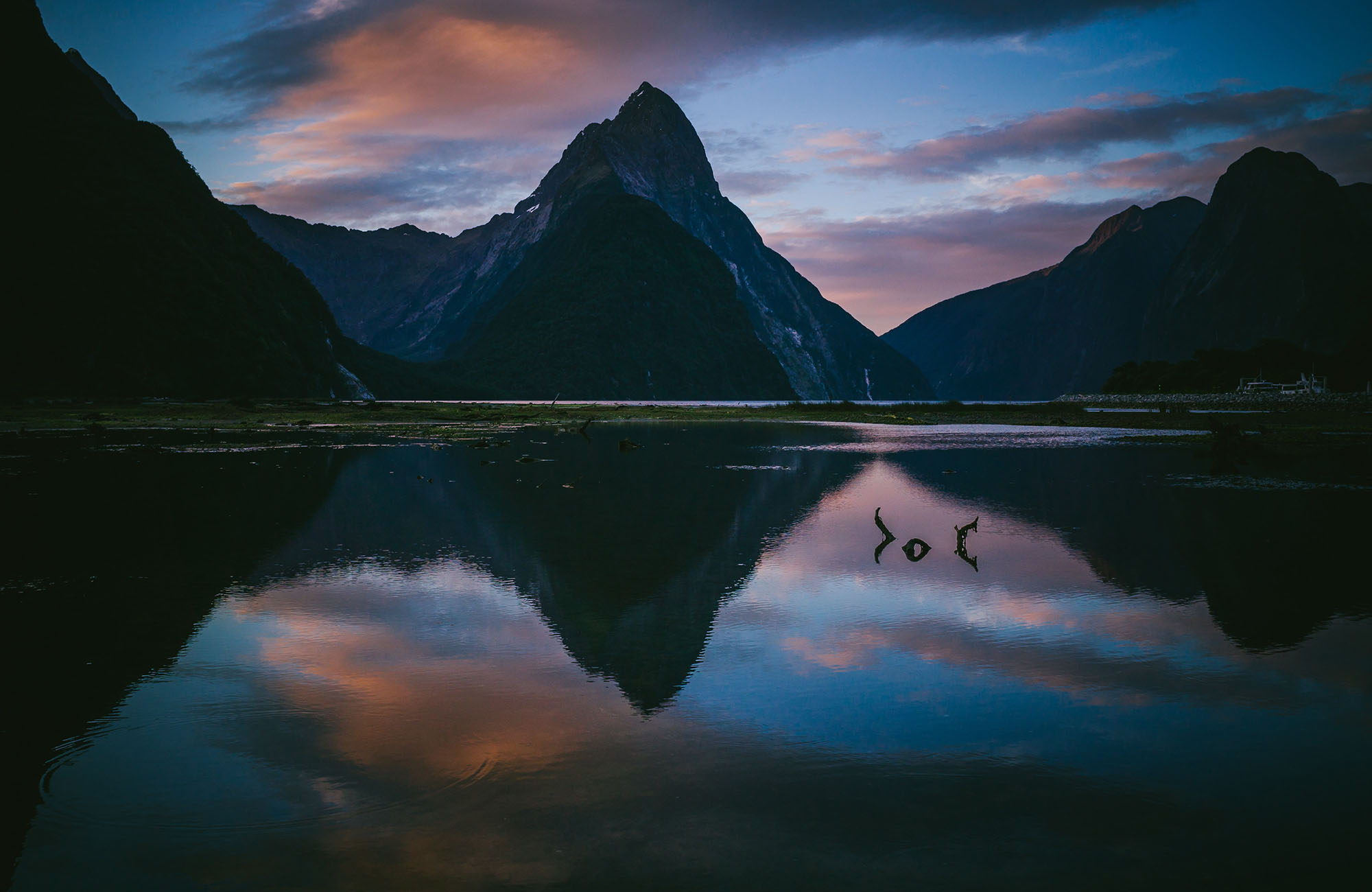 Uitzicht over meer bij zonsondergang Milford Sound in Nieuw-Zeeland | Alleen op reis 5 bestemmingen | KILROY