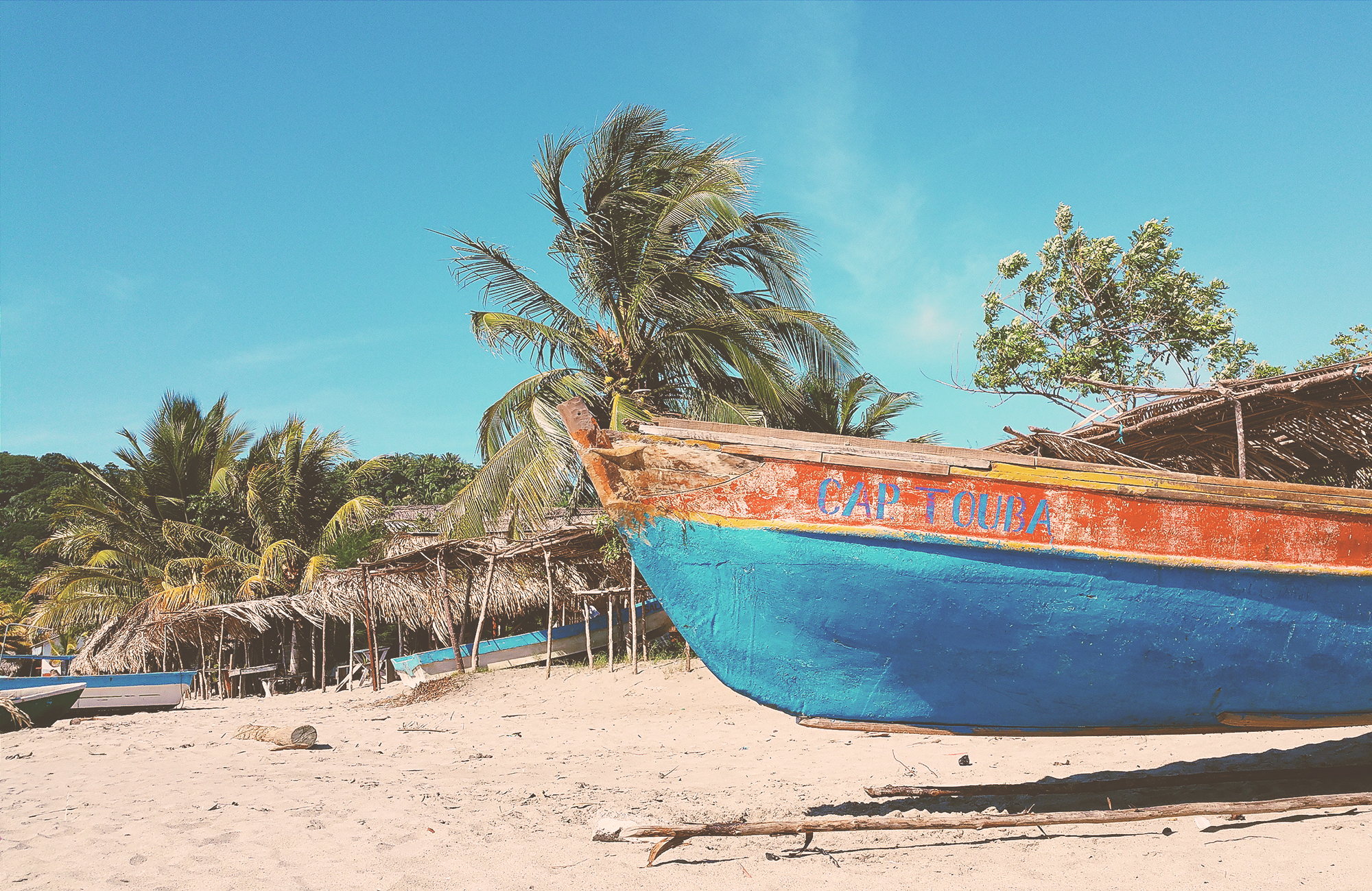 Boot op het strand in Honduras | Backpacken Honduras | KILROY