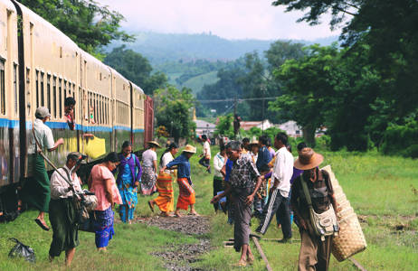 Lokale bevolking bij trein in Myanmar | Beste reistijd november | Beste bestemmingen november | Reiskalender | KILROY