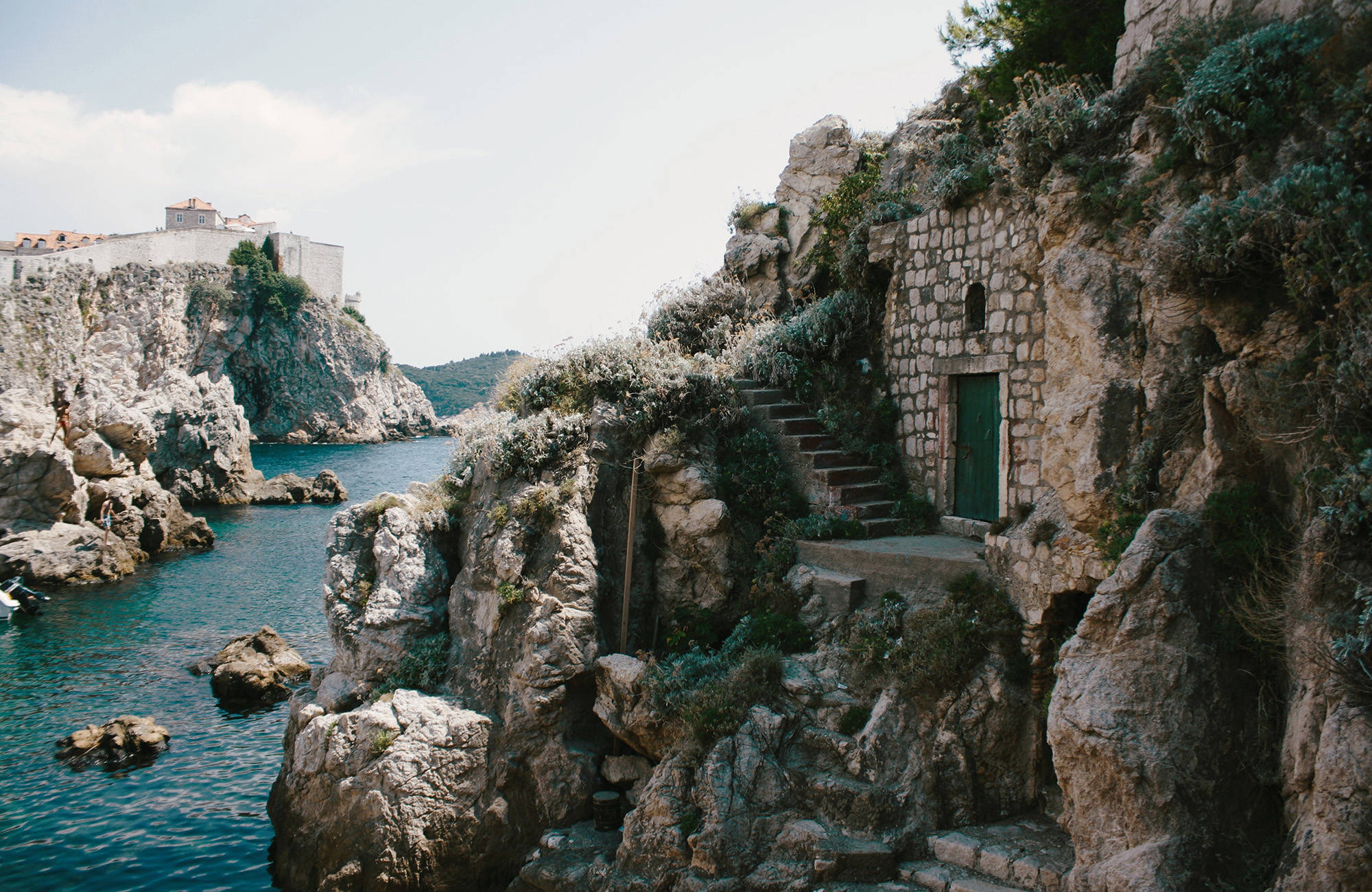 Huizen gebouwd in de rosten aan de kust | Reizen naar Dubrovnik | KILROY
