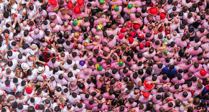 Grote groep mensen in een 'roze drukte' | KILROY