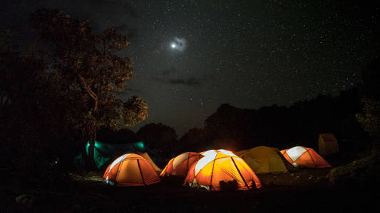 Kamperen onder de sterrenhemel in Tanzania | Beste reistijd september | Beste bestemmingen september | Reiskalender | KILROY