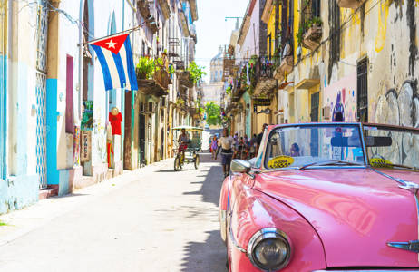 Roze auto in een straat in Cuba | Beste reistijd februari | Beste bestemmingen februari | Reiskalender | KILROY