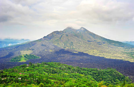 Mist boven de Batur vulkaan op Bali | KILROY