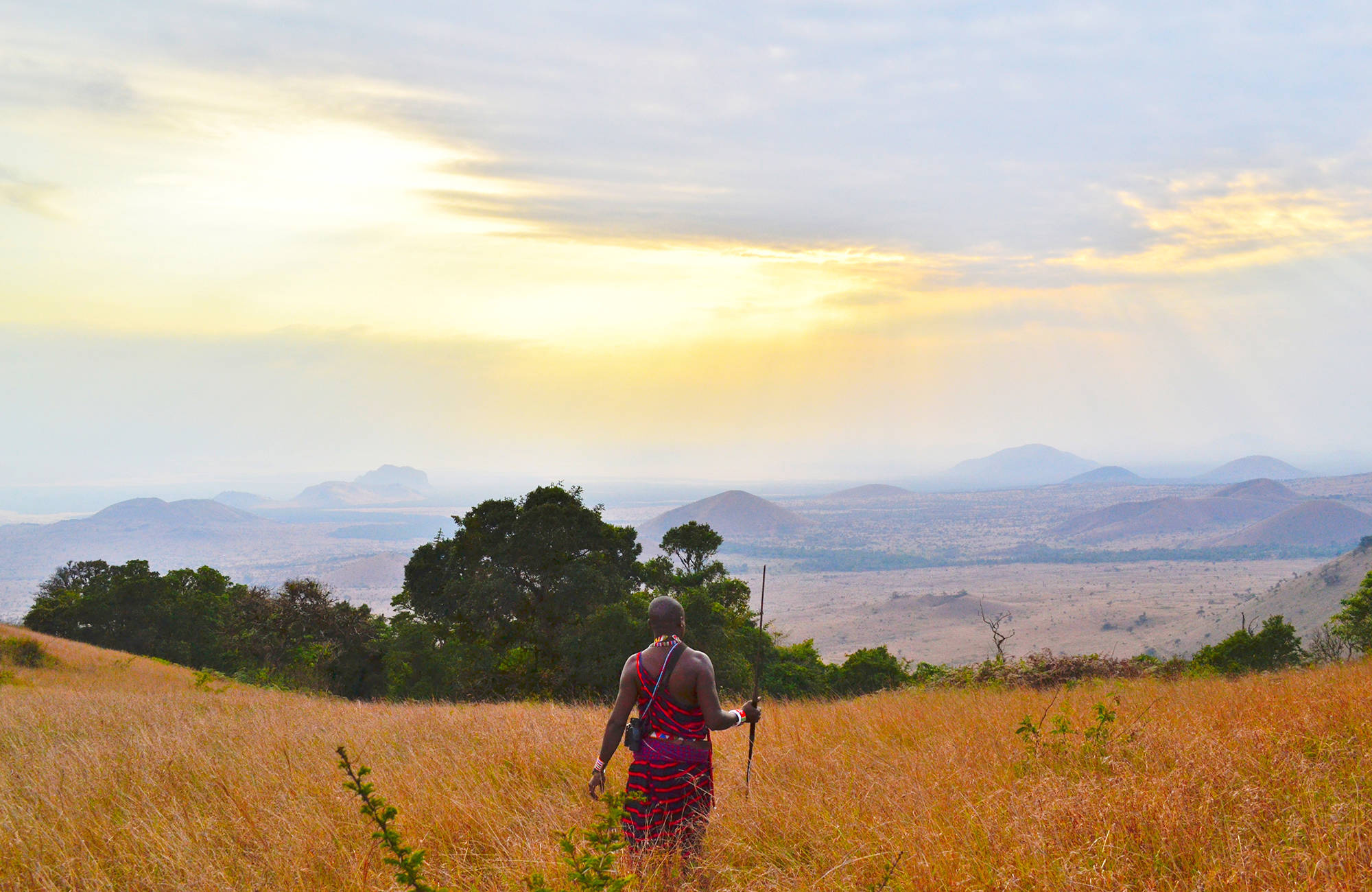 Local in de natuur in Kenia | Beste reistijd augustus | Beste bestemmingen augustus | Reiskalender | KILROY