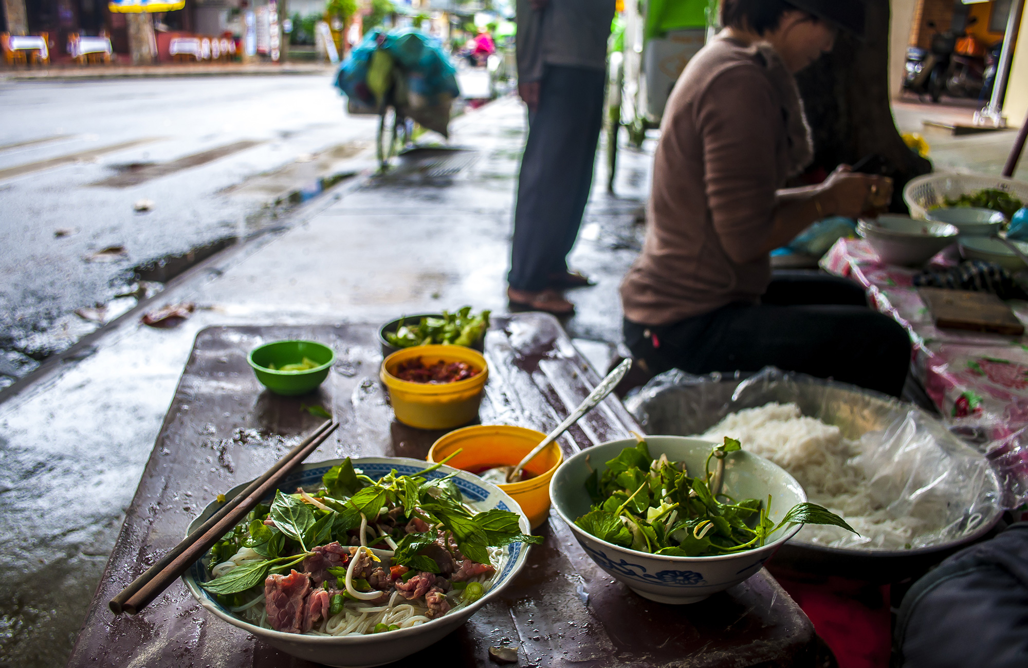 Eten op een tafel in Vietnam | Vrijwilligerswerk in Azië | KILROY