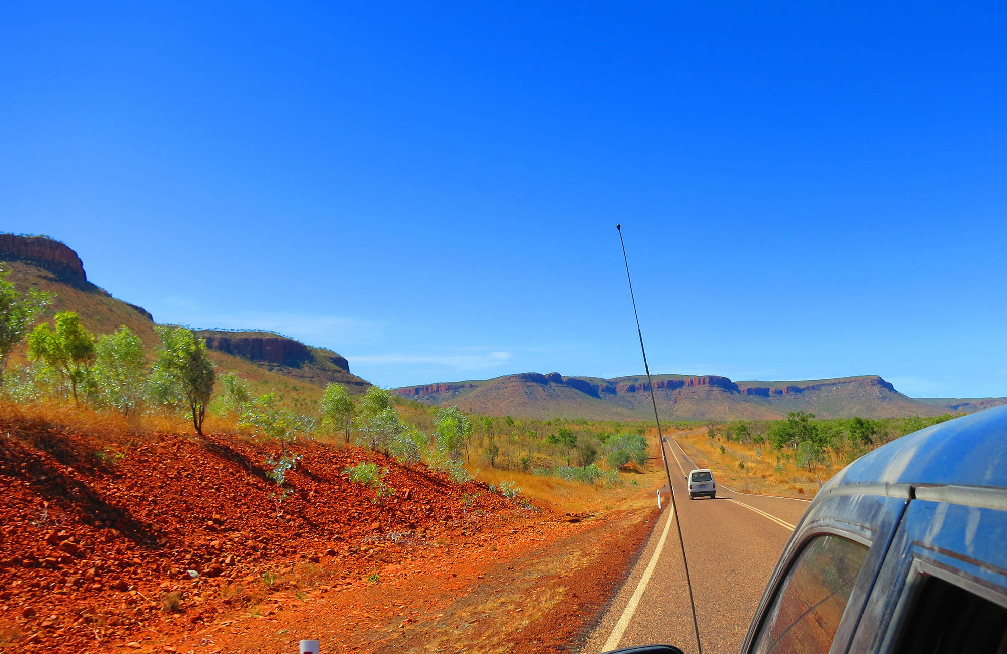 Auto's op de weg in de outback | De Outback van Australië in 13 dagen | KILROY