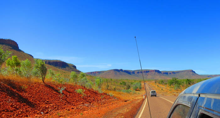 Auto's op de weg door de outback | Rondreis Noord-Australië | KILROY