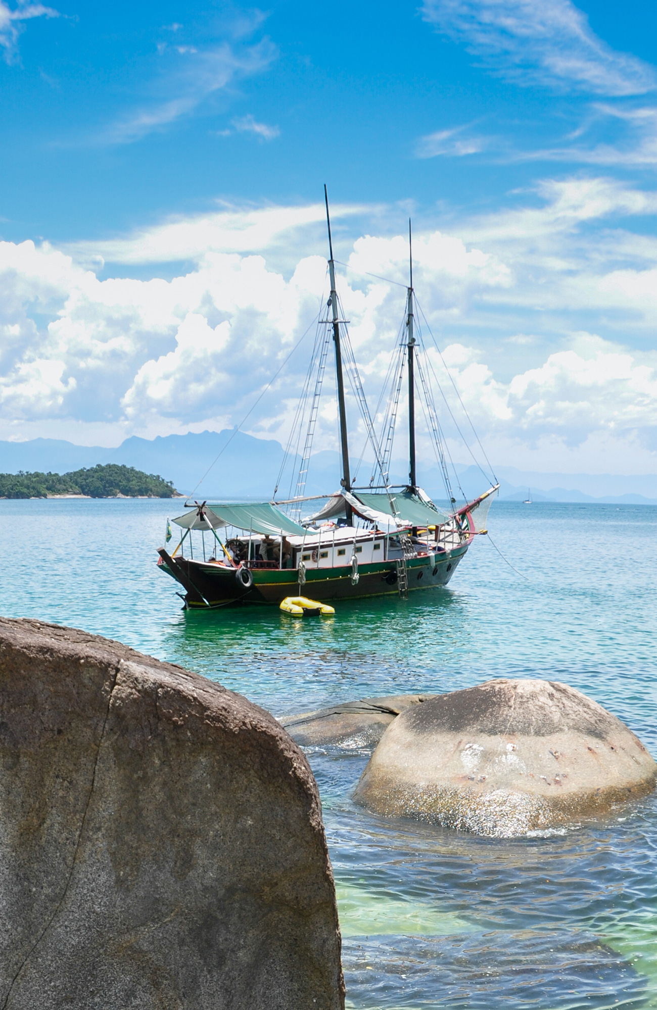 Zeilboot ligt voor anker bij de kust | Zeilen in Zuid-Amerika | KILROY