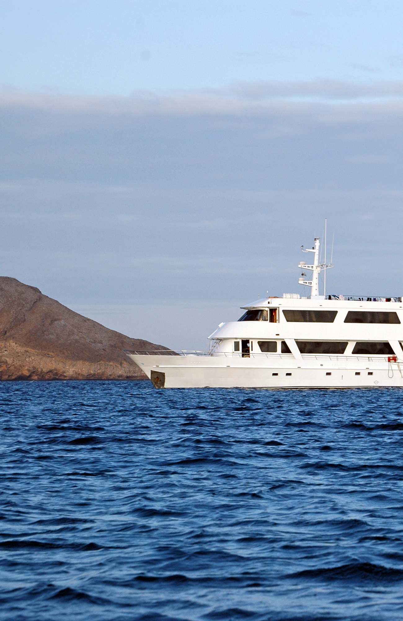 Zeilboot voor de kust | Zeilen in Ecuador & Galapagos | KILROY
