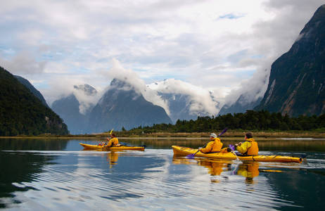 Kajakken op meer in Nieuw-Zeeland | Beste reistijd februari | Beste bestemmingen februari | Reiskalender | KILROY