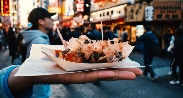 Bezoek een street market in Osaka tijdens jouw wereldreis