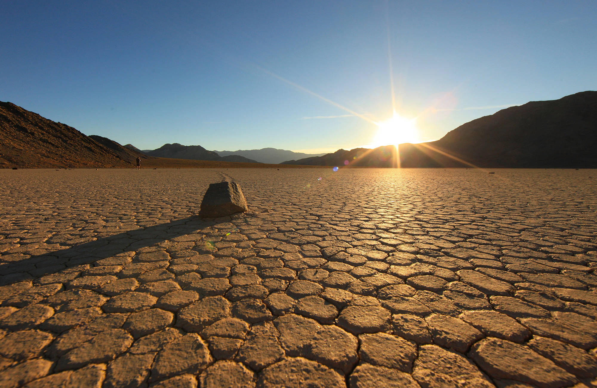 california-death-valley-national-park-dry-dirt-cover