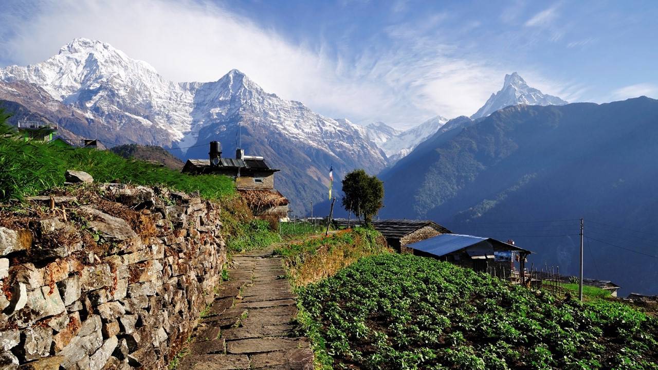 Annapurna gezien vanaf nabijgelegen dorp | Beste reistijd oktober | Beste bestemmingen oktober | Reiskalender | KILROY