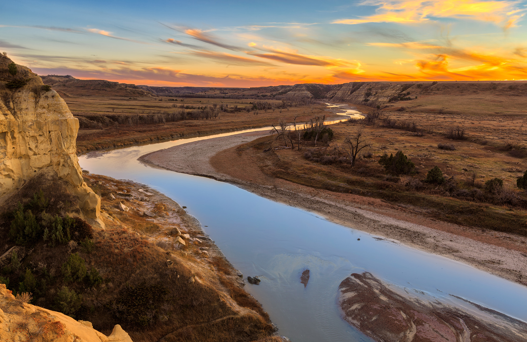 Rivier in Theodore Roosevelt National Park tijdens zonsondergang