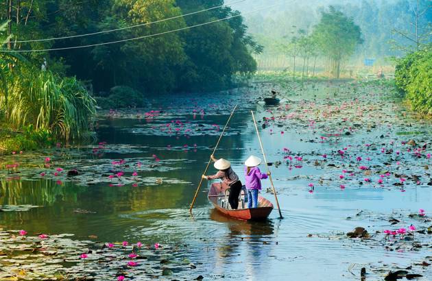 asia-vietnam-hanoi-ladies-in-boat