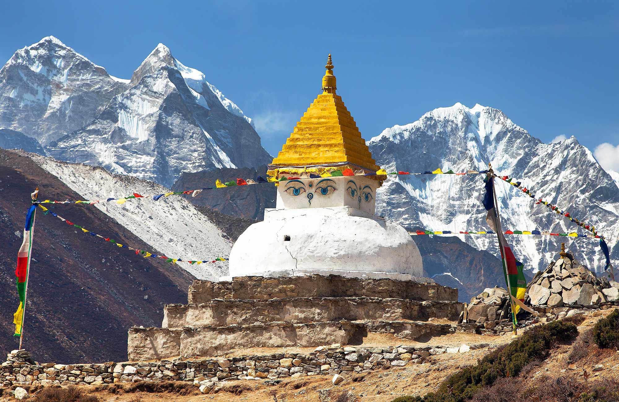 Een Tibetaanse boeddhistische stupa in de buurt van het dorp Dingboche in de Himalaya's, Nepal.