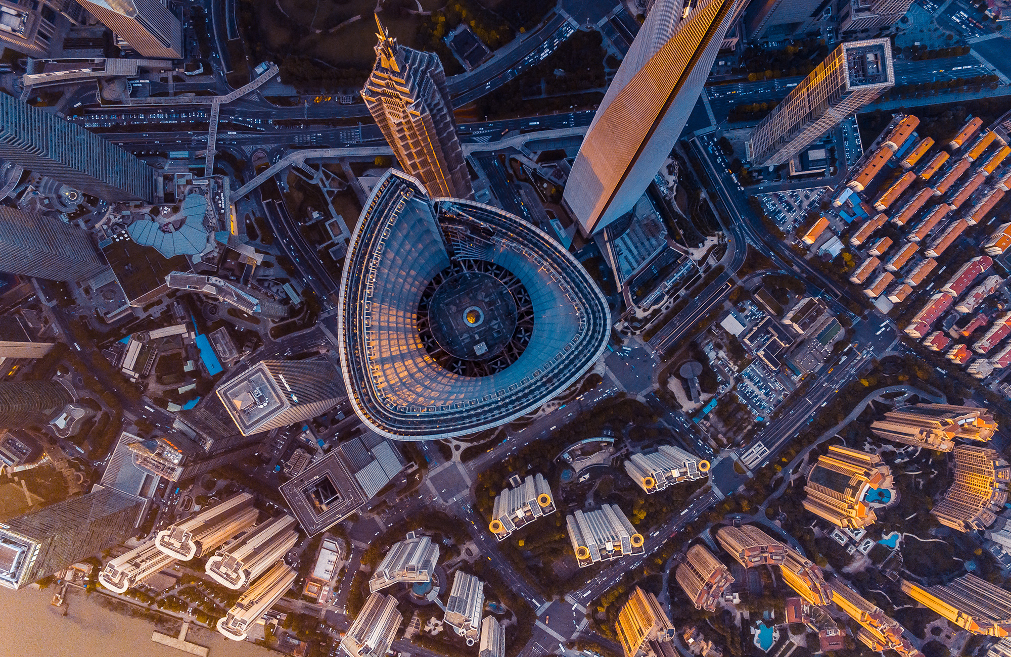 Drone shot van de architectuur in Shanghai | KILROY
