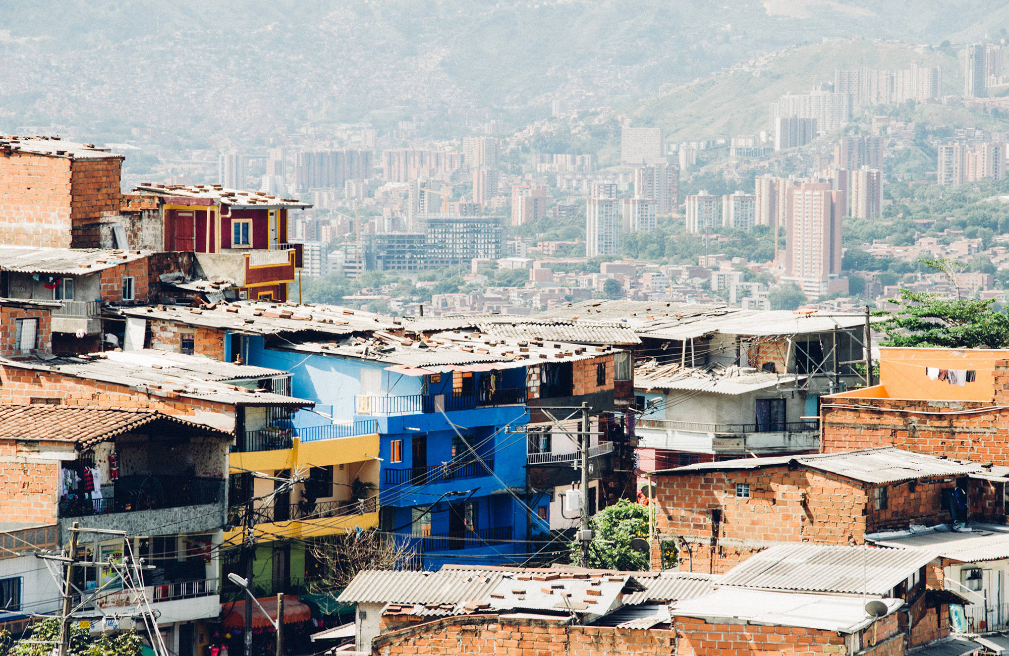Uitkijk over de stad Medellin in Colombia | Beste reistijd maart | Beste bestemmingen maart | Reiskalender | KILROY