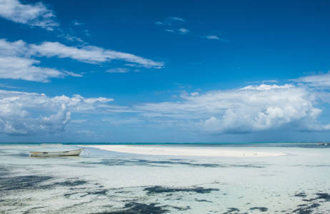 Boot aan de kust van Zanzibar | Beste reistijd september | Beste bestemmingen september | Reiskalender | KILROY
