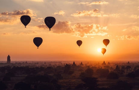 Luchtballonen bij zonsondergang in Myanmar | Beste reistijd november | Beste bestemmingen november | Reiskalender | KILROY