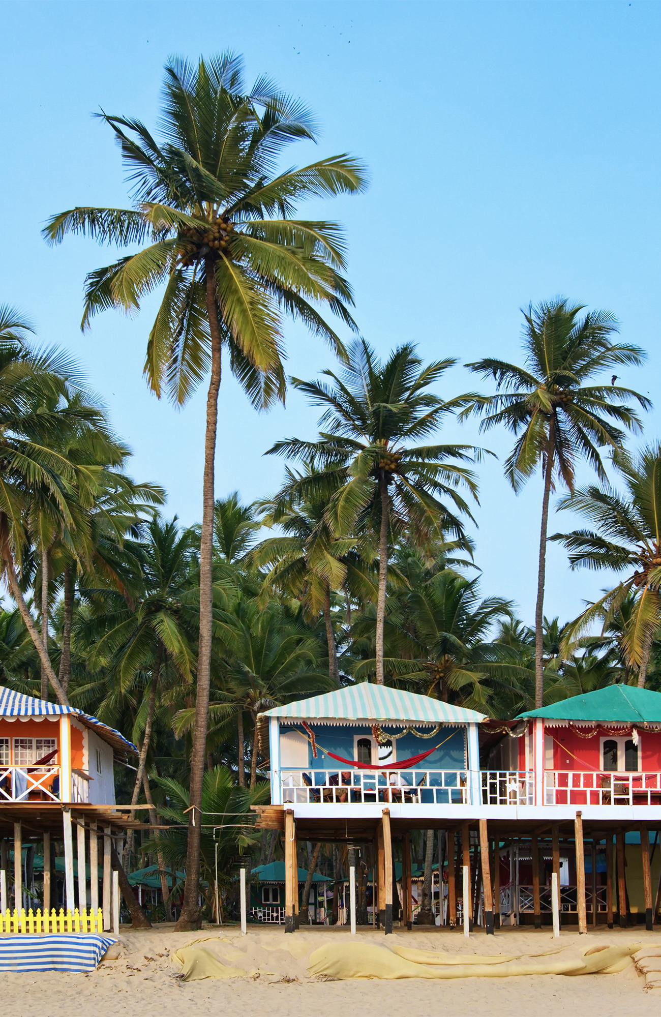 goa-india-palolem-beach-colorful-bungalows-sidebar