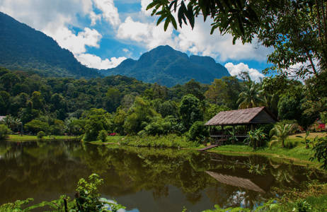 Houten huis aan een meer in Maleisië | Beste reistijd december | Beste bestemmingen december | Reiskalender | KILROY
