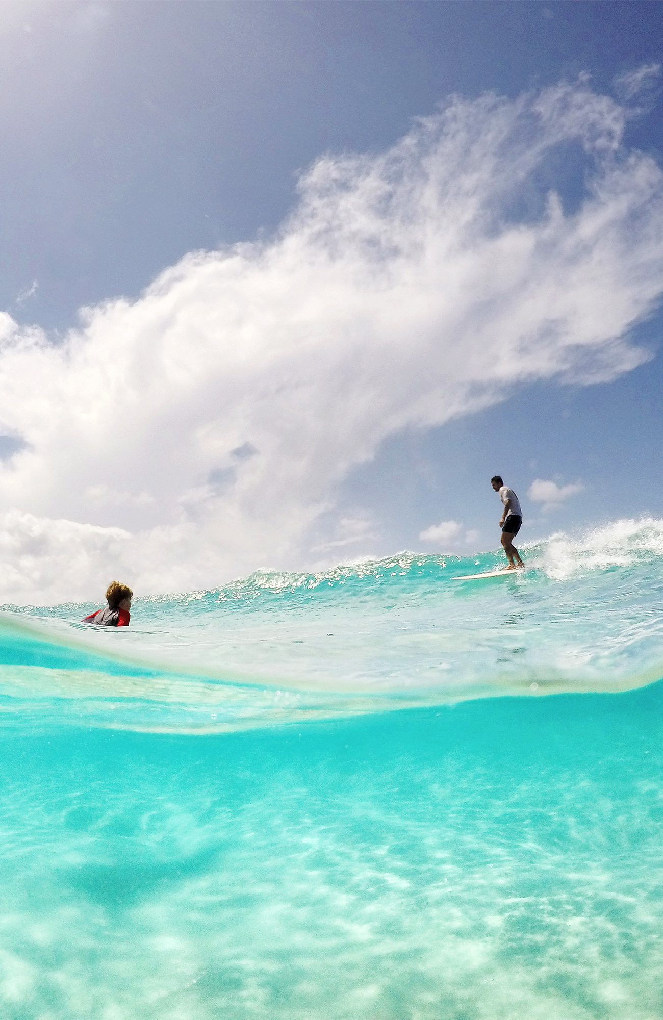 Surfers in het water bij Byron Bay | KILROY