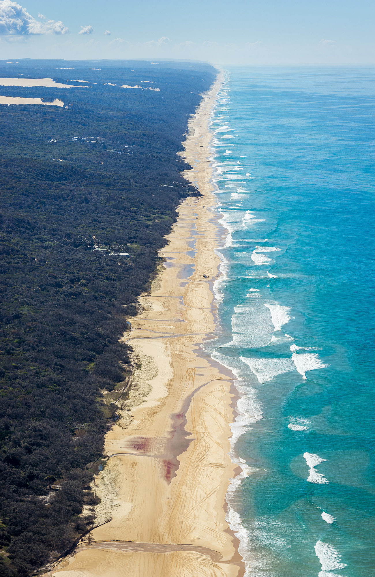 Luchtfoto op de kustlijn van Fraser Island | Reizen naar Fraser Island | KILROY