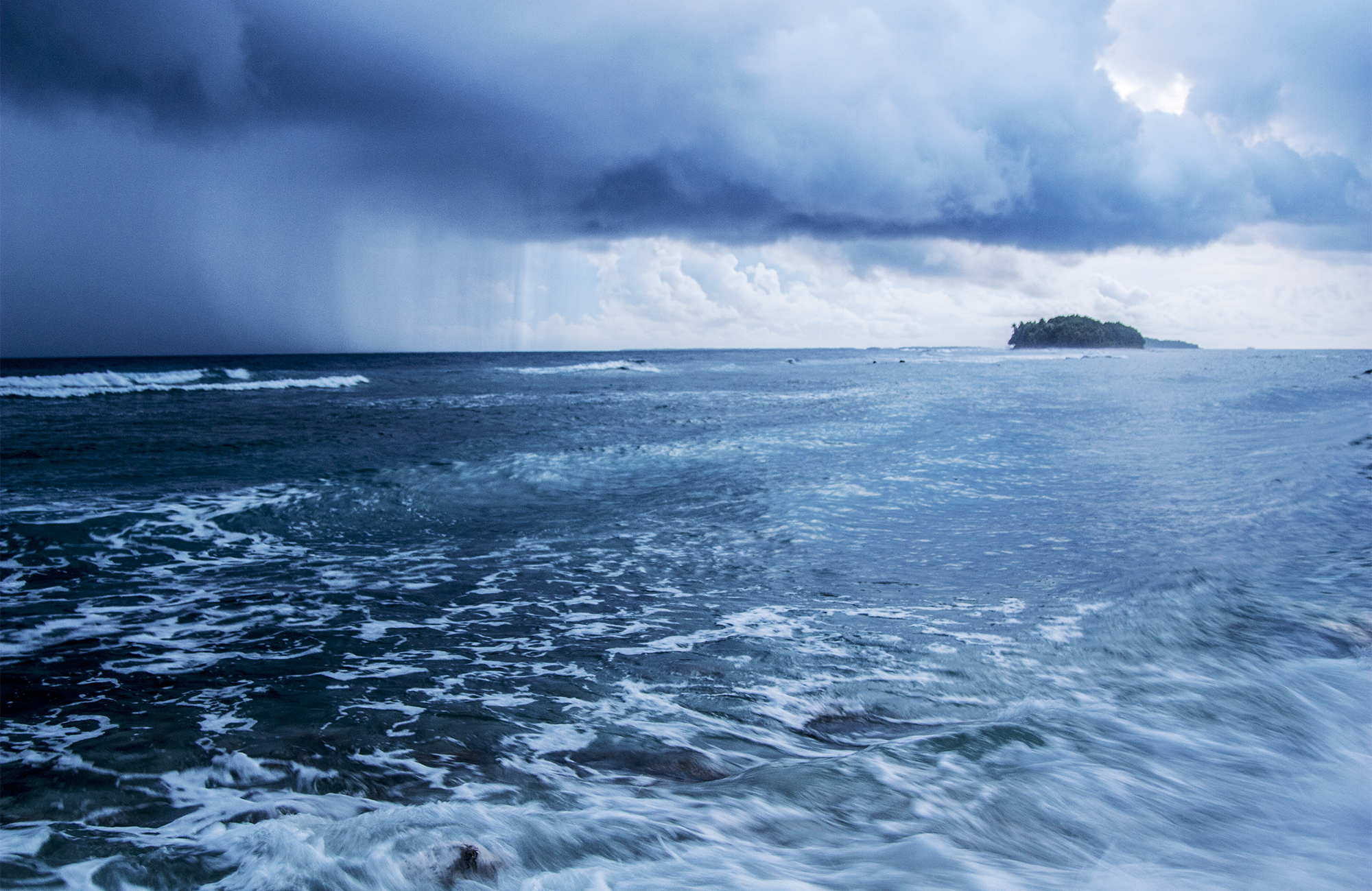 Donkere wolken boven de oceaan | Reizen naar Tuvalu | KILROY