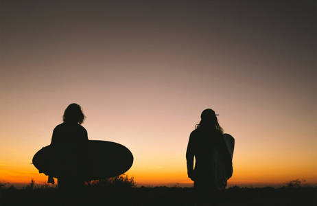 Surfers bij zonsondergang in Agadir, Marokko | Beste reistijd april | Beste bestemmingen april | Reiskalender | KILROY
