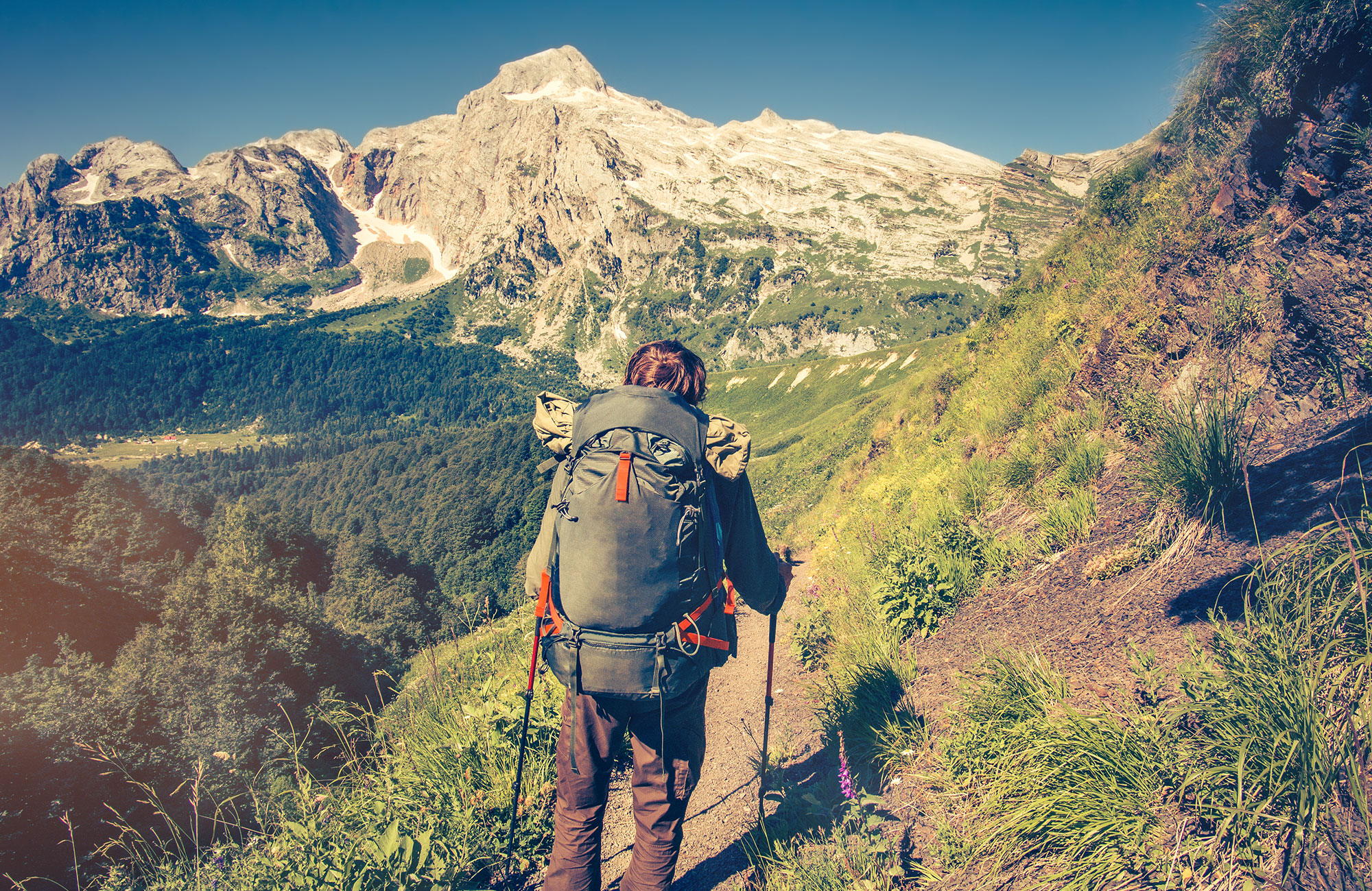 trekking-man-with-backpack-mountain-view-cover
