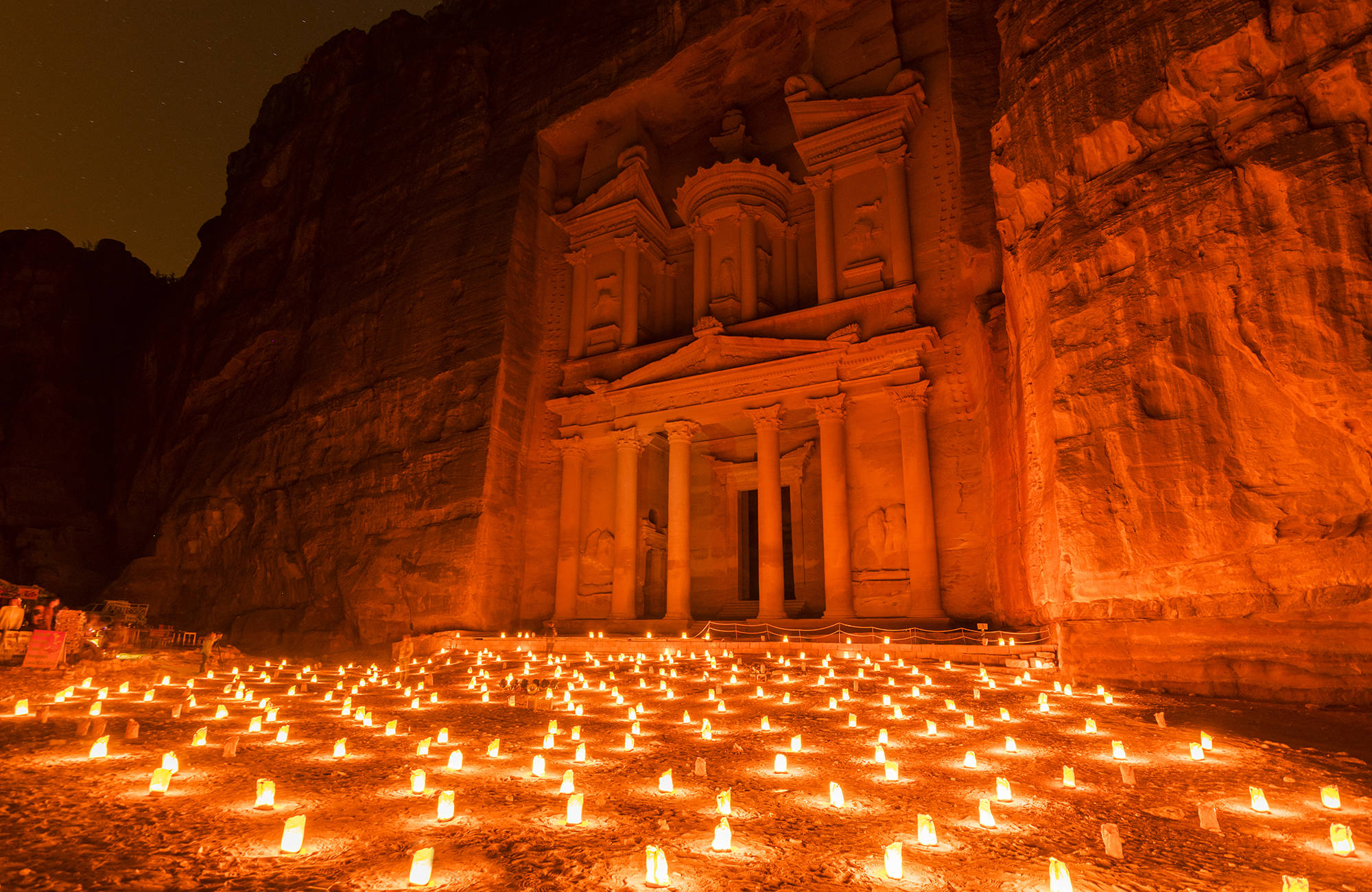 Kaarsen in de avond in Wadi Rum | Beste reistijd oktober | Beste bestemmingen oktober | Reiskalender | KILROY